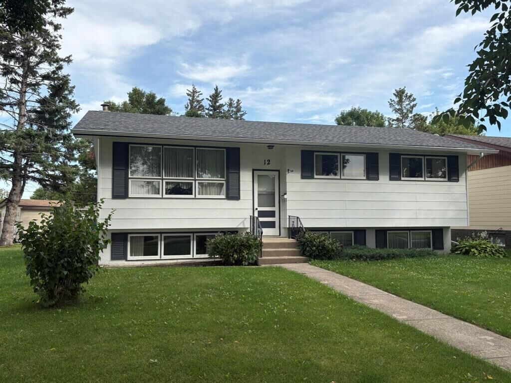 Property Photo: 12 Earl Avenue MB R7N 0N3