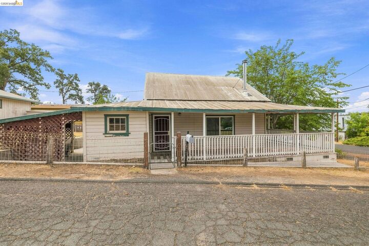 Property Photo: 18495 Oak St CA 95379