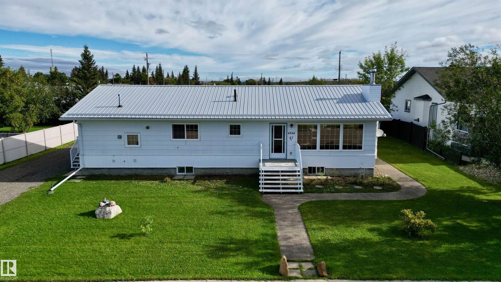 Property Photo: 4844 47 Avenue AB T0B 0W0