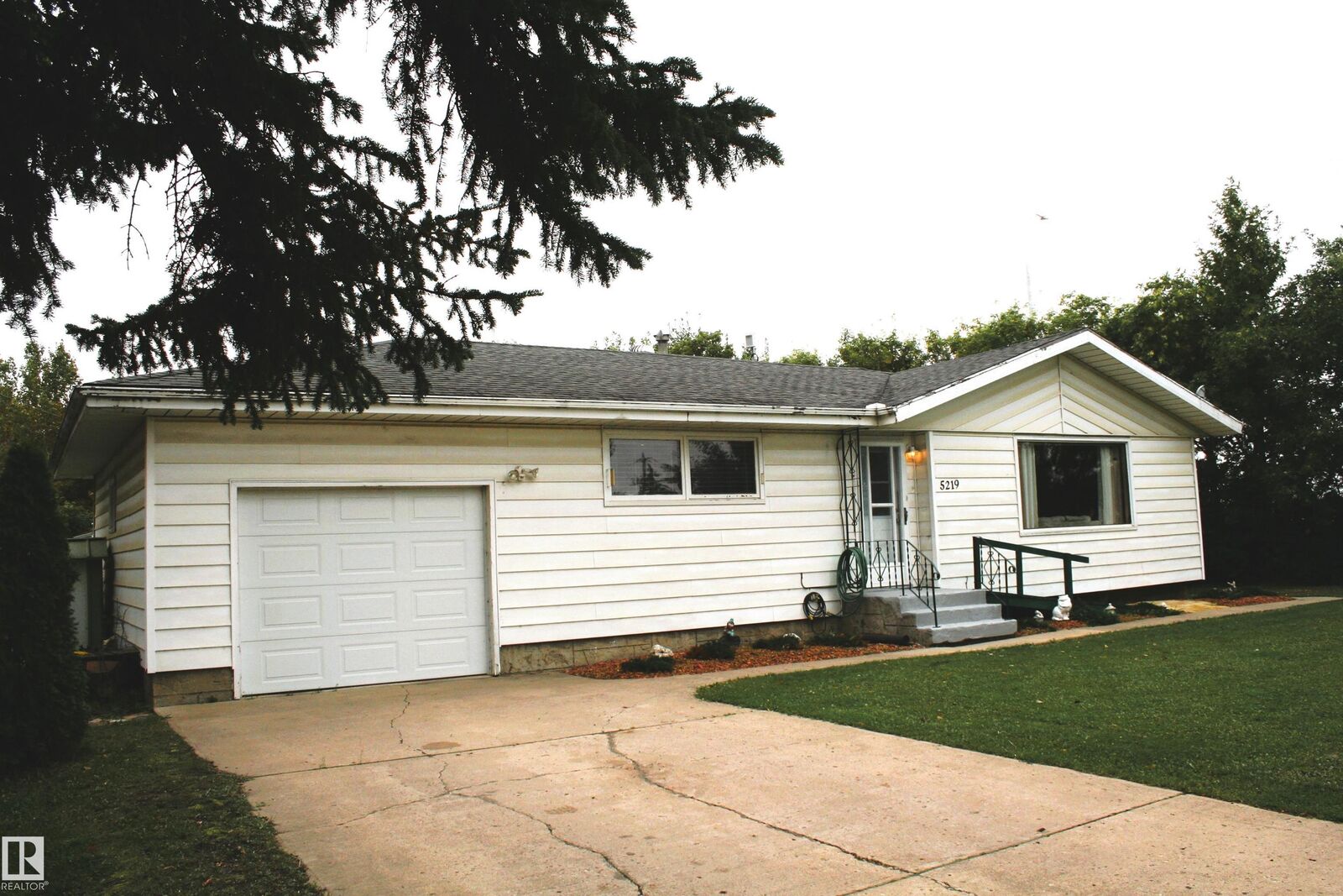 Property Photo:  5219 52 Ave  AB T0B 4N0 