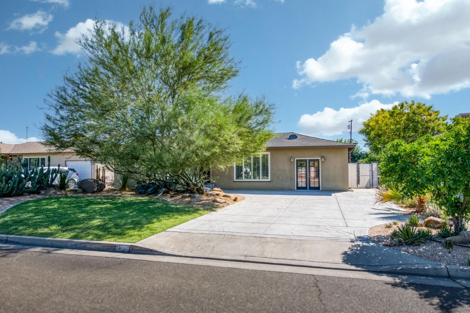 Property Photo:  21 N Woodworth Avenue  CA 93612 