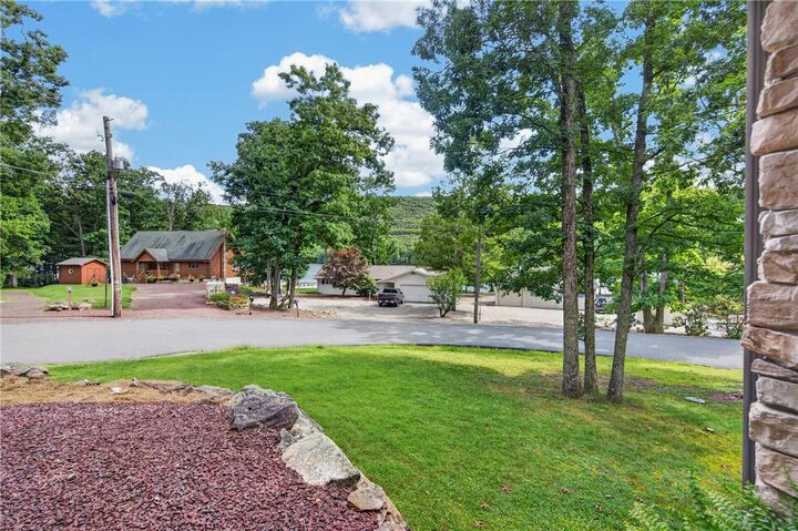 Property Photo:  33 Oak Court  PA 18240 