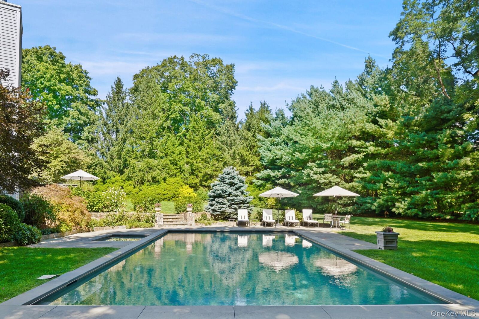 Property Photo:  6 Round House Court  NY 10506 
