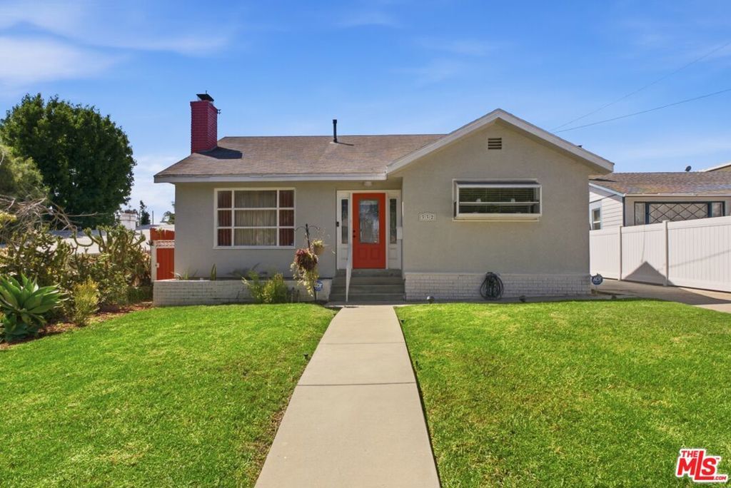 Property Photo:  332 E Plymouth Street  CA 90302 