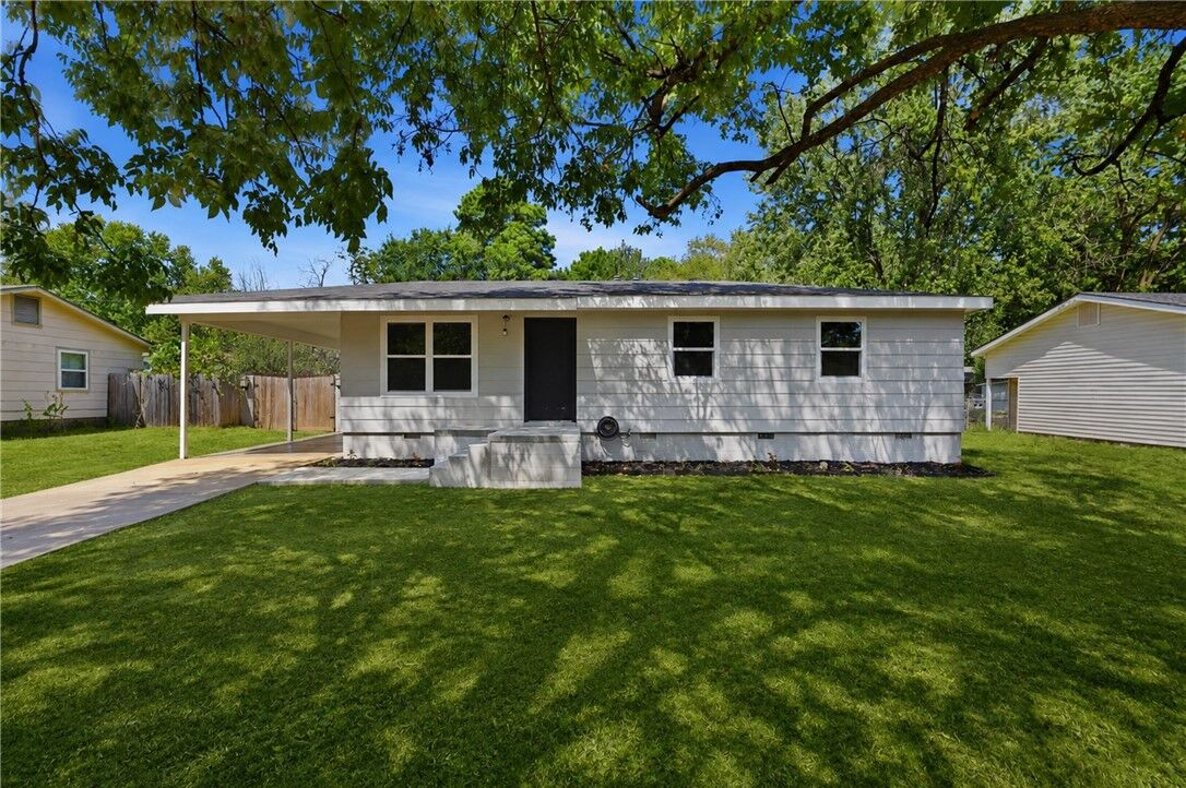 Property Photo: 2206 Dogwood Place AR 72762