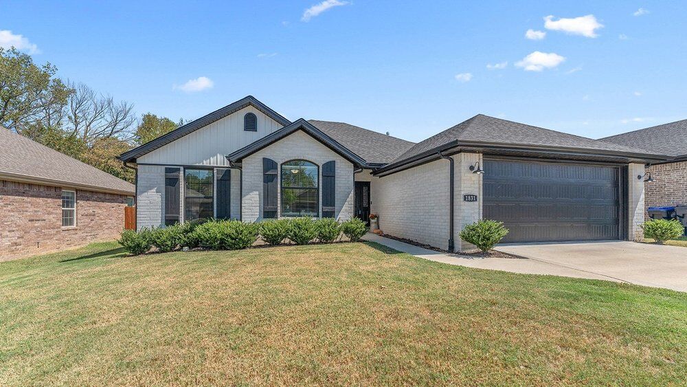Property Photo: 1831 S D Street AR 72756
