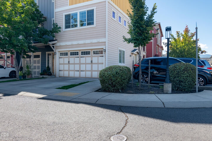 Property Photo: 811 Overcup Street OR 97501