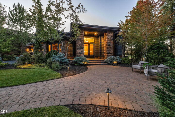 Property Photo:  19275 Green Lakes Loop  OR 97702 