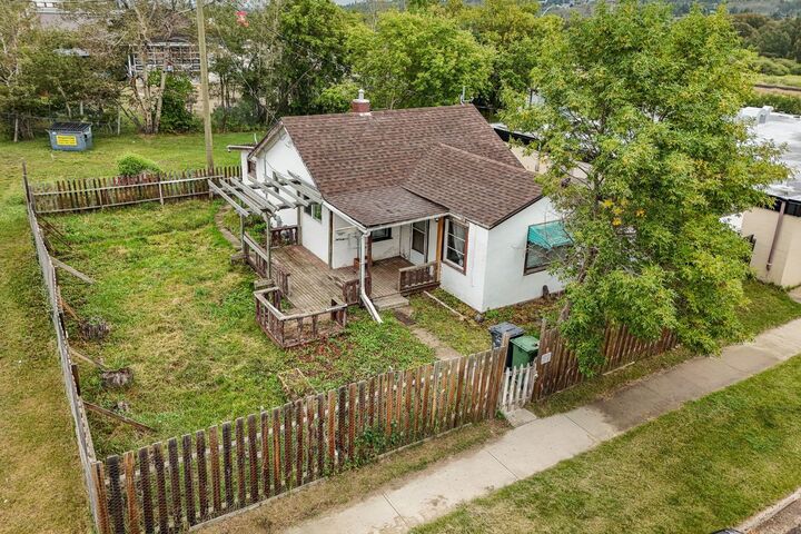 Property Photo:  5006 47 Avenue  AB T4J 1J3 