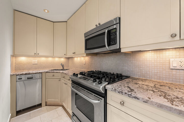 Property Photo:  865 United Nations Plaza 1E  NY 10017 