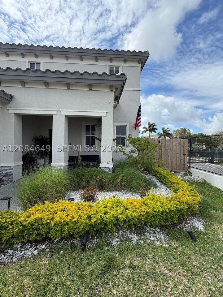 Property Photo: 2618 SE 9th St FL 33035