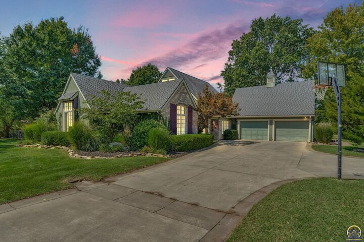 Property Photo:  615 W Willow Ln  KS 66067 