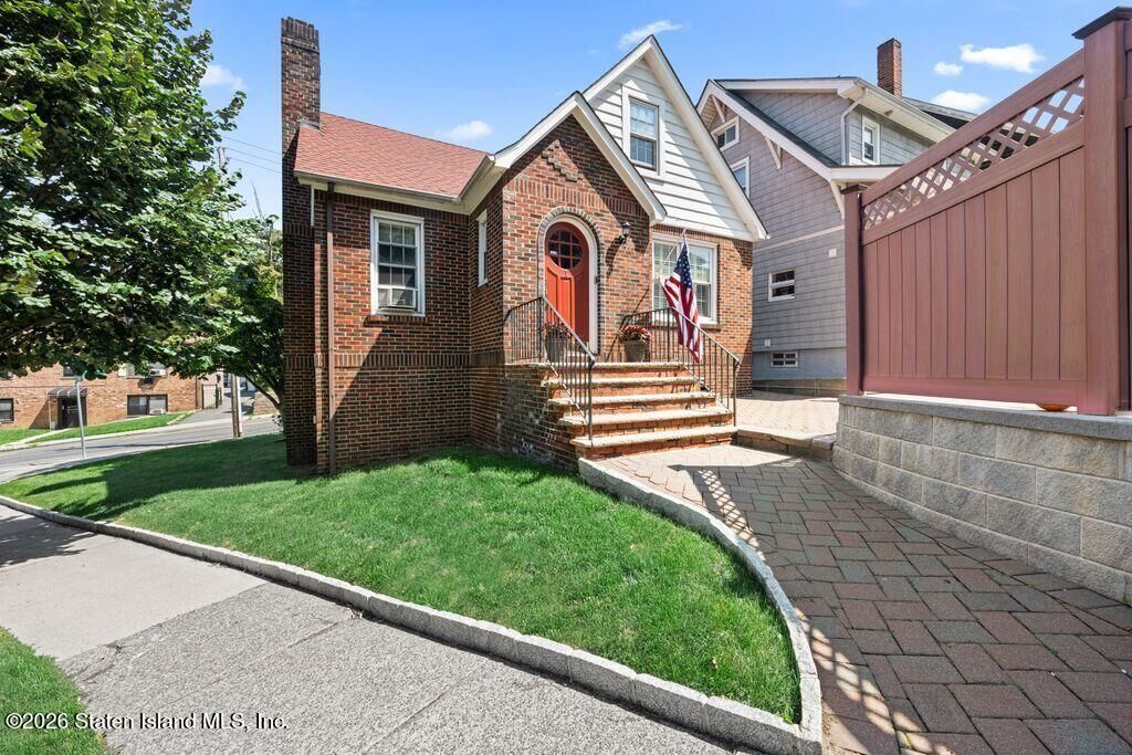 Property Photo:  1 Duer Lane  NY 10301 