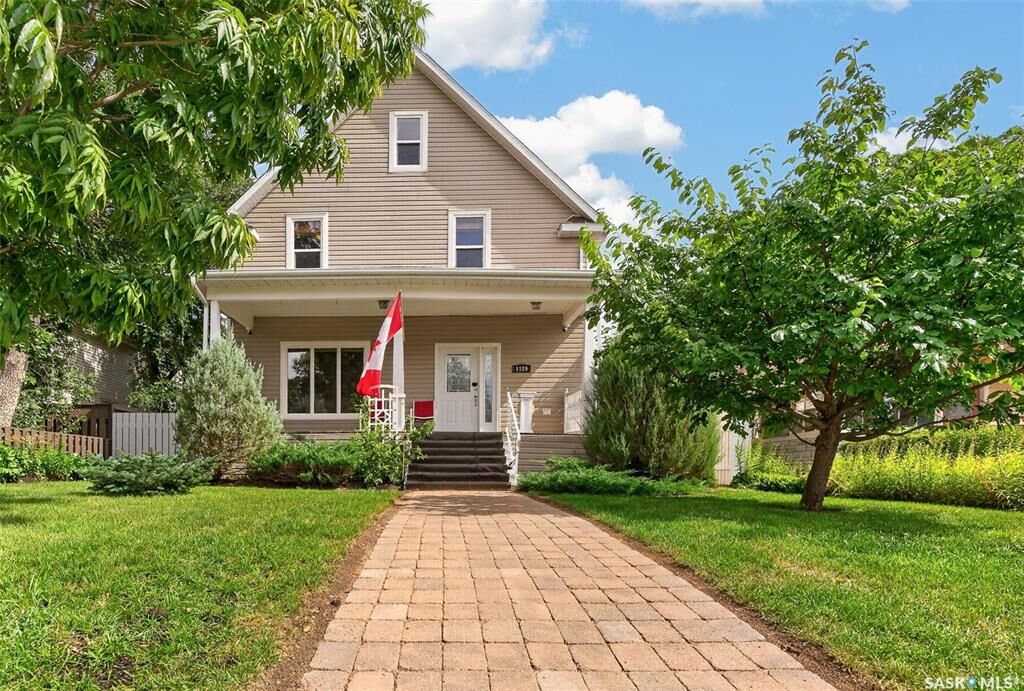 Property Photo:  1129 1st Avenue NE  SK S6H 1A2 