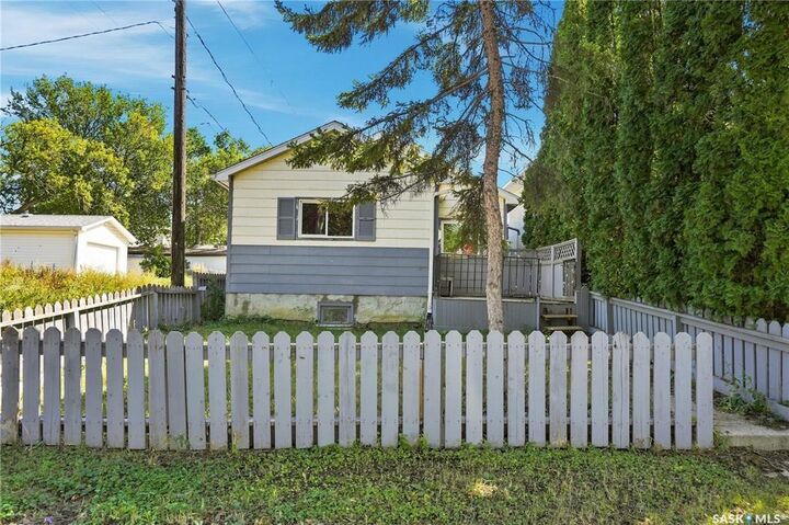 Property Photo:  1425 McIntosh Street  SK S4T 5C4 