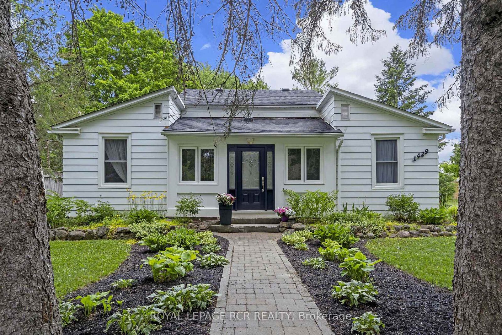 Property Photo: 1429 Queen Street ON L7K 0E4