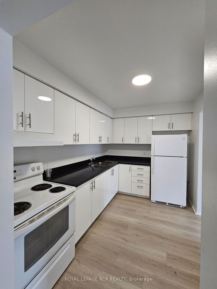 Property Photo:  2 Orchard Heights Boulevard 202  ON L4G 3W3 