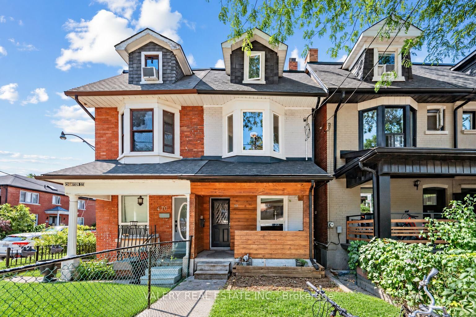 Property Photo:  472 Crawford Street  ON M6G 3J8 