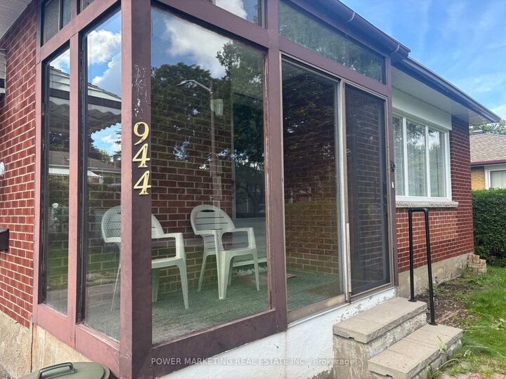 Property Photo:  944 Eve Street  ON K1K 3R4 