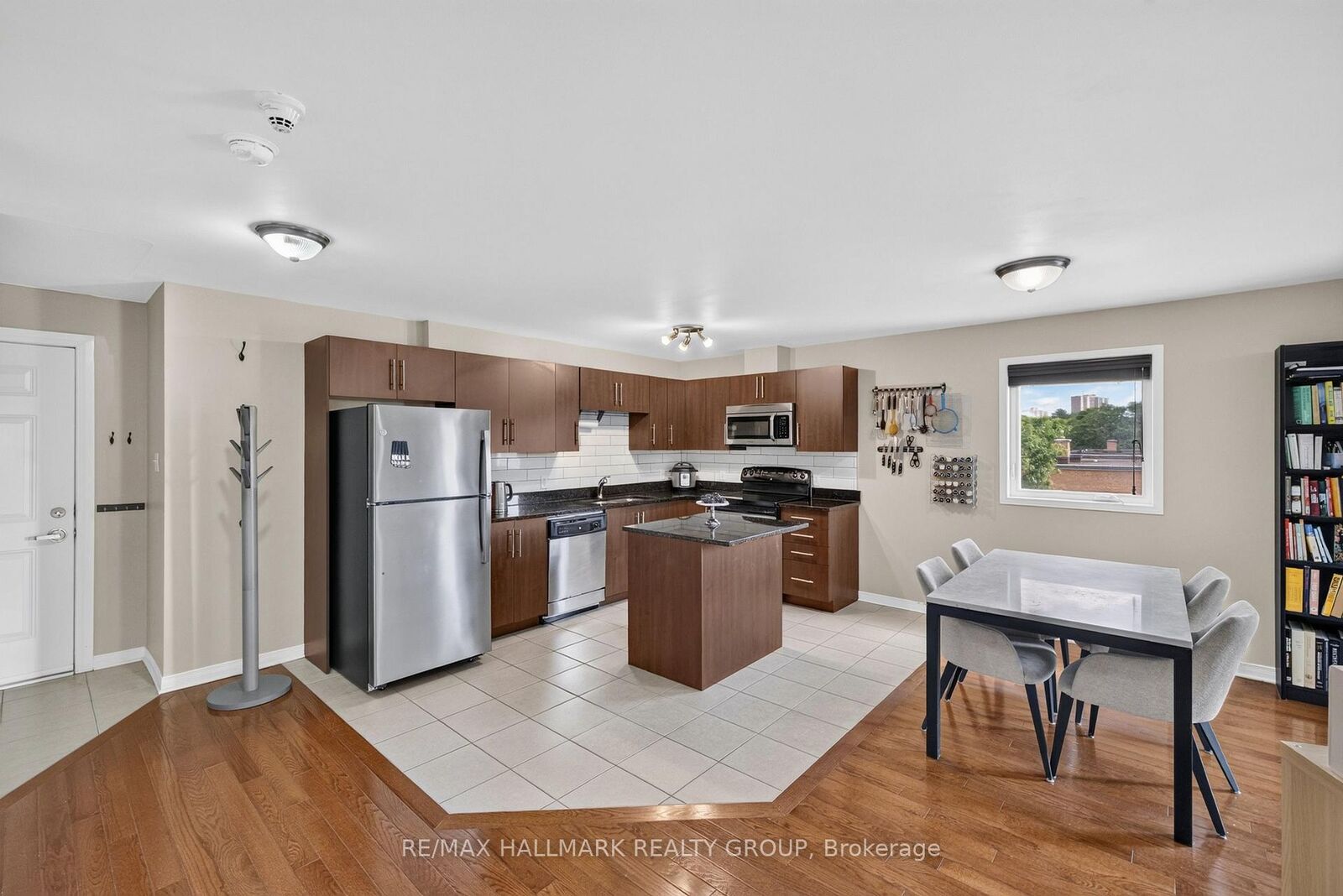 Property Photo:  646 Cummings Avenue 401  ON K1K 2K6 