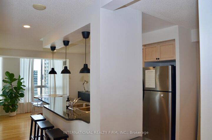 Property Photo:  70 High Park Avenue 1403  ON M6P 1A1 