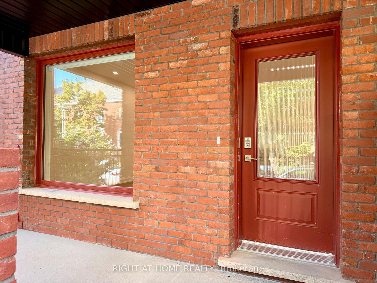 Property Photo:  57 Hepbourne Street 1  ON M6H 1K4 