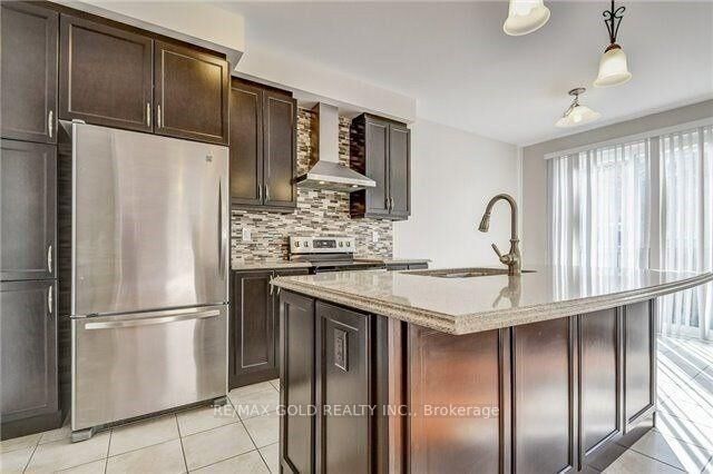 Property Photo:  82 Enford Crescent Upper  ON L7A 4C8 