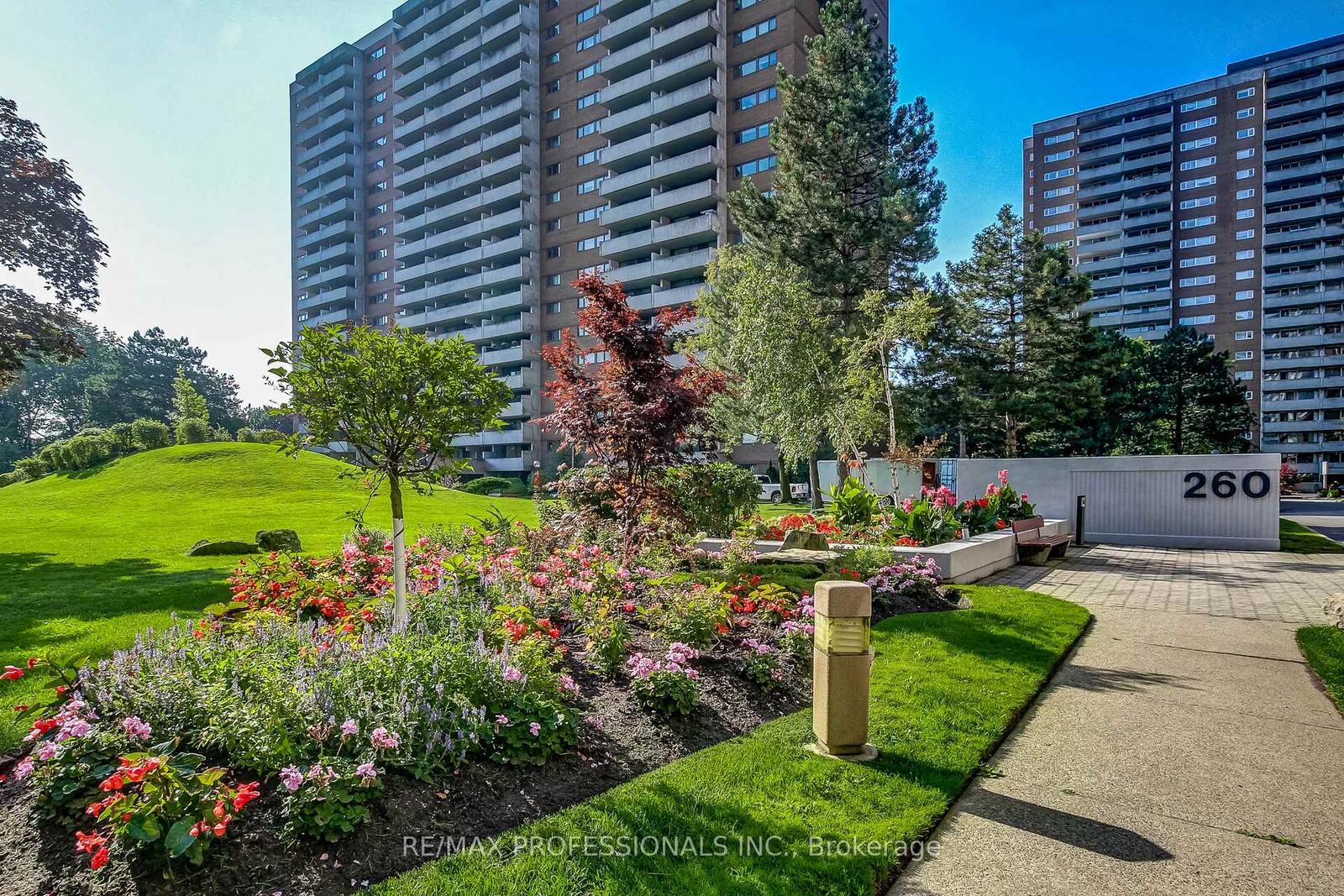 Property Photo:  260 Scarlett Road 207  ON M6N 4X6 