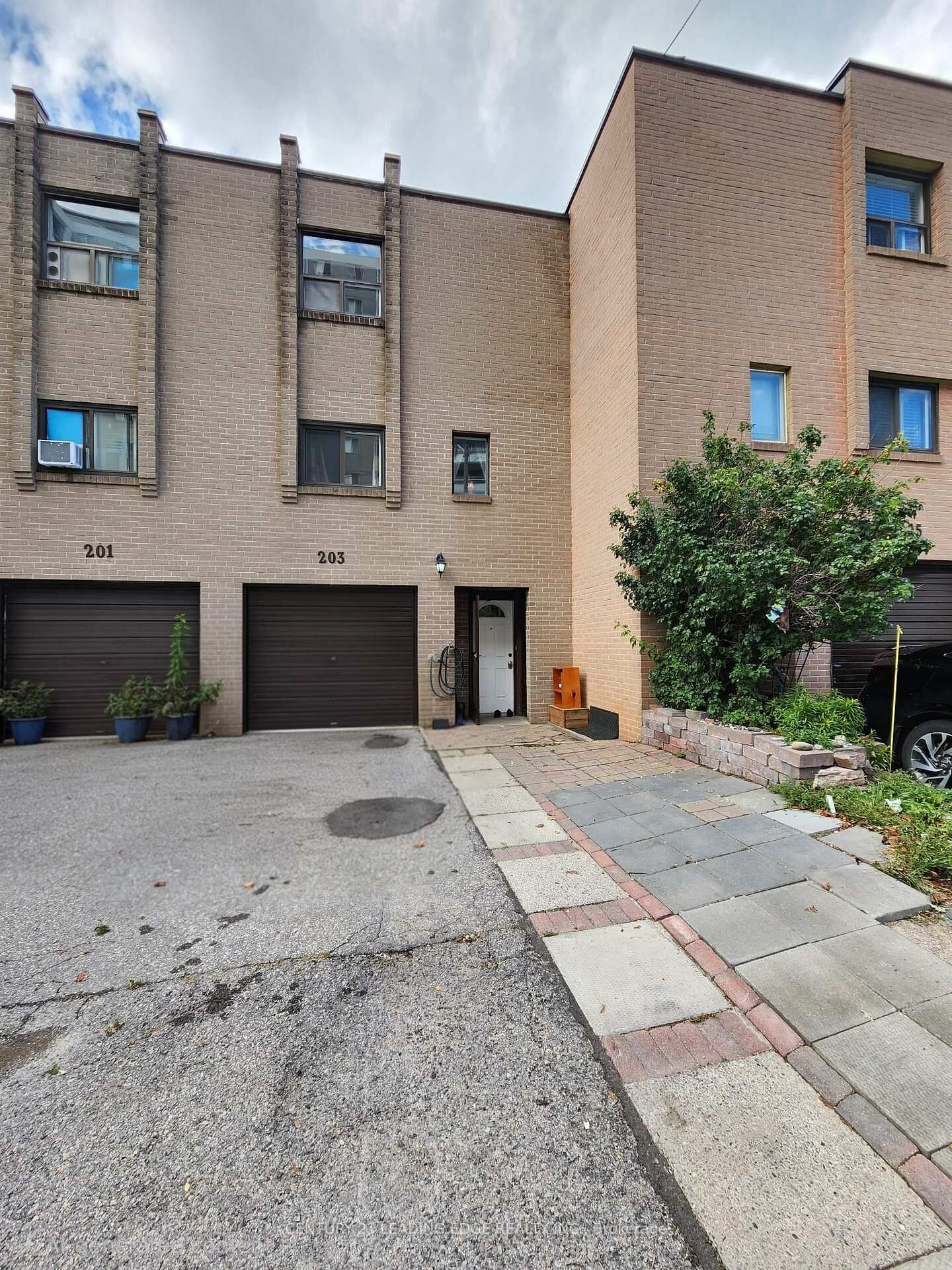 Property Photo: 203 Lotherton Pathway 82 ON M6B 2G6