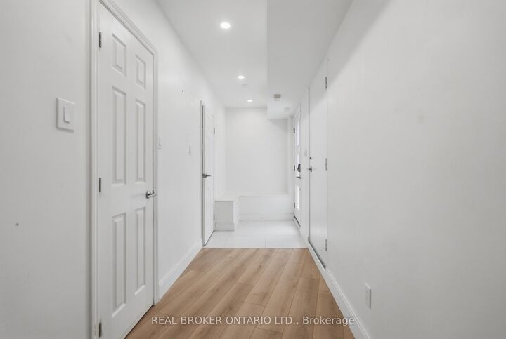 Property Photo:  1498 Paddington Court Lower  ON L7M 1W7 