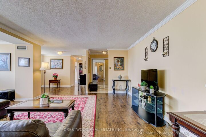 Property Photo:  3700 Kaneff Crescent 2202  ON L5A 4B8 