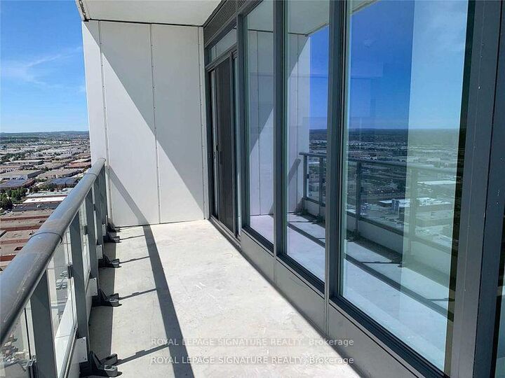 Property Photo:  950 Portage Parkway 3209  ON L4K 0J7 