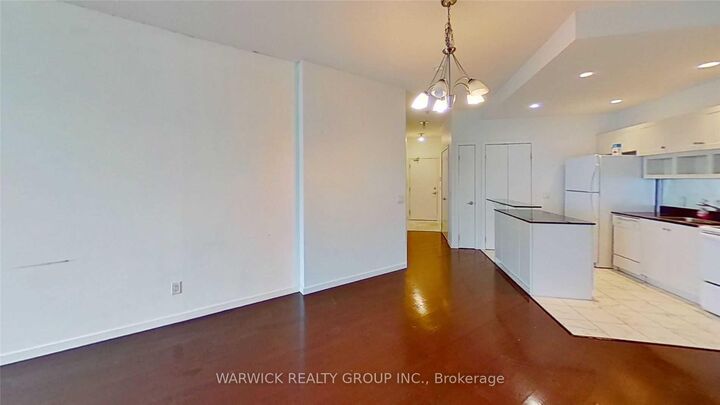 Property Photo:  8 York Street 2103  ON M5J 1R2 