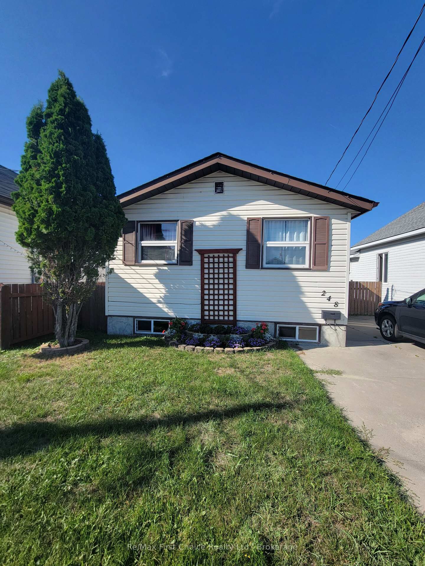 Property Photo:  248 Third St Street E  ON P9A 1P8 