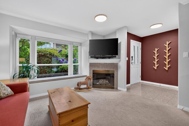 Property Photo:  225 E 6th Street 109  BC V7L 1P4 