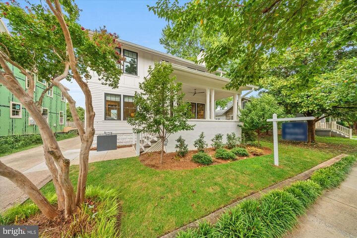 Property Photo: 2504 Leslie Avenue VA 22301
