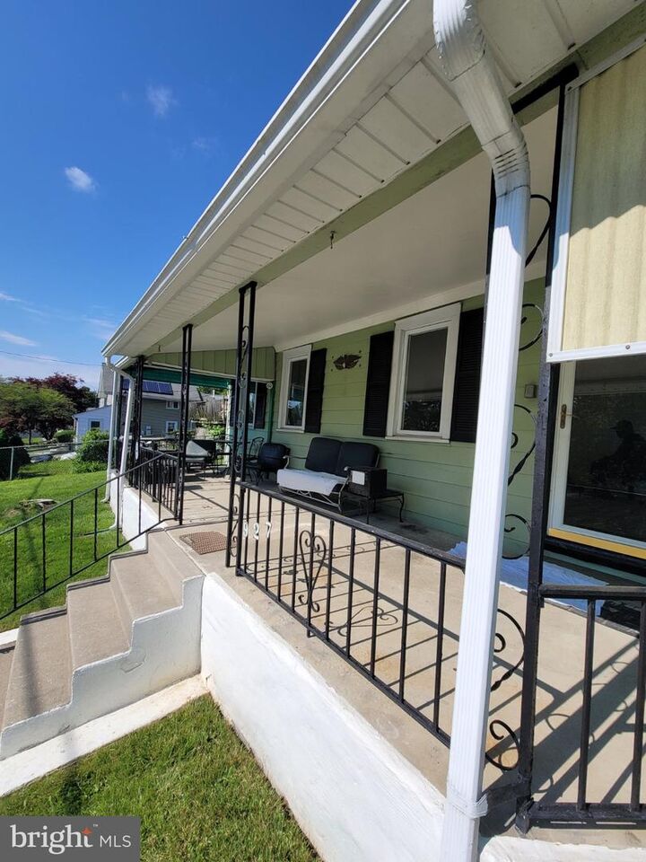 Property Photo: 927 Mount Pleasant Avenue PA 19087