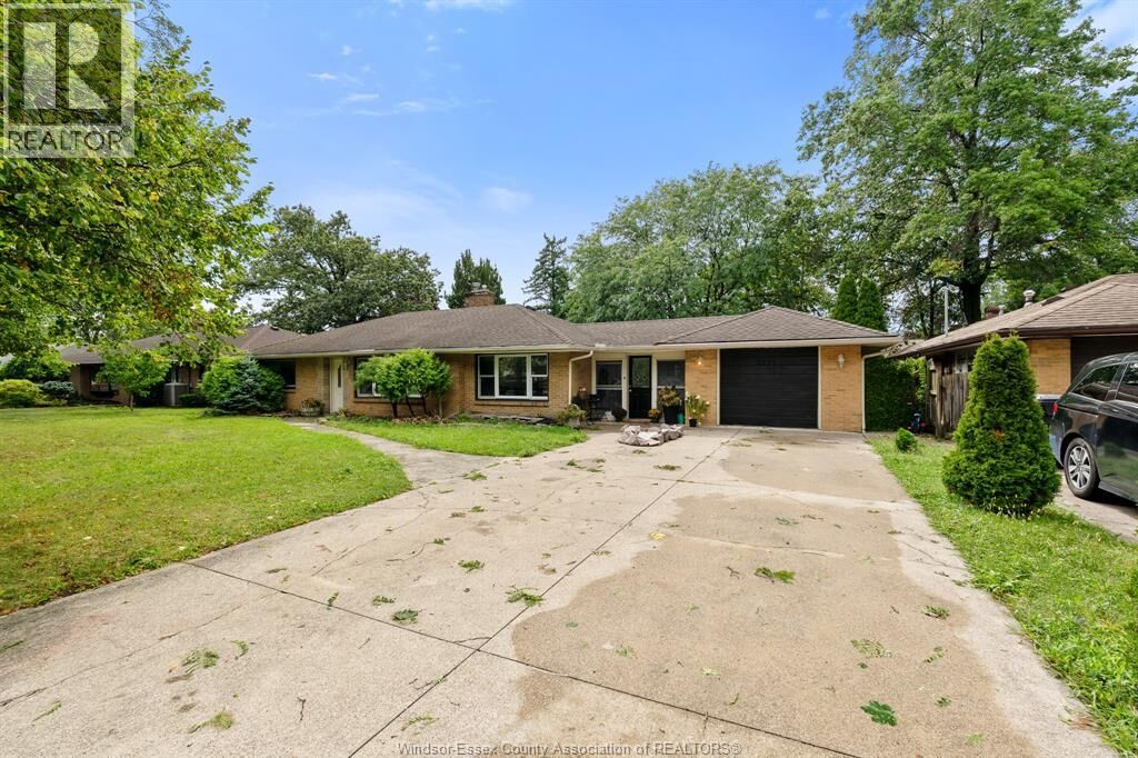 Property Photo:  2725 Buckingham Drive  ON N8T 2C1 