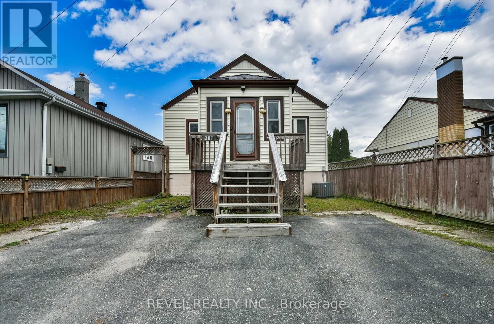 Property Photo:  418 Maple Street South  ON P4N 1Z8 