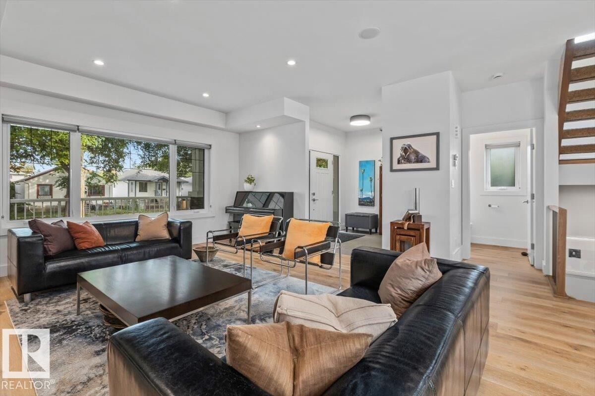 Photo de la propriété:  11324 87 Street NW  AB T5B 3L9 