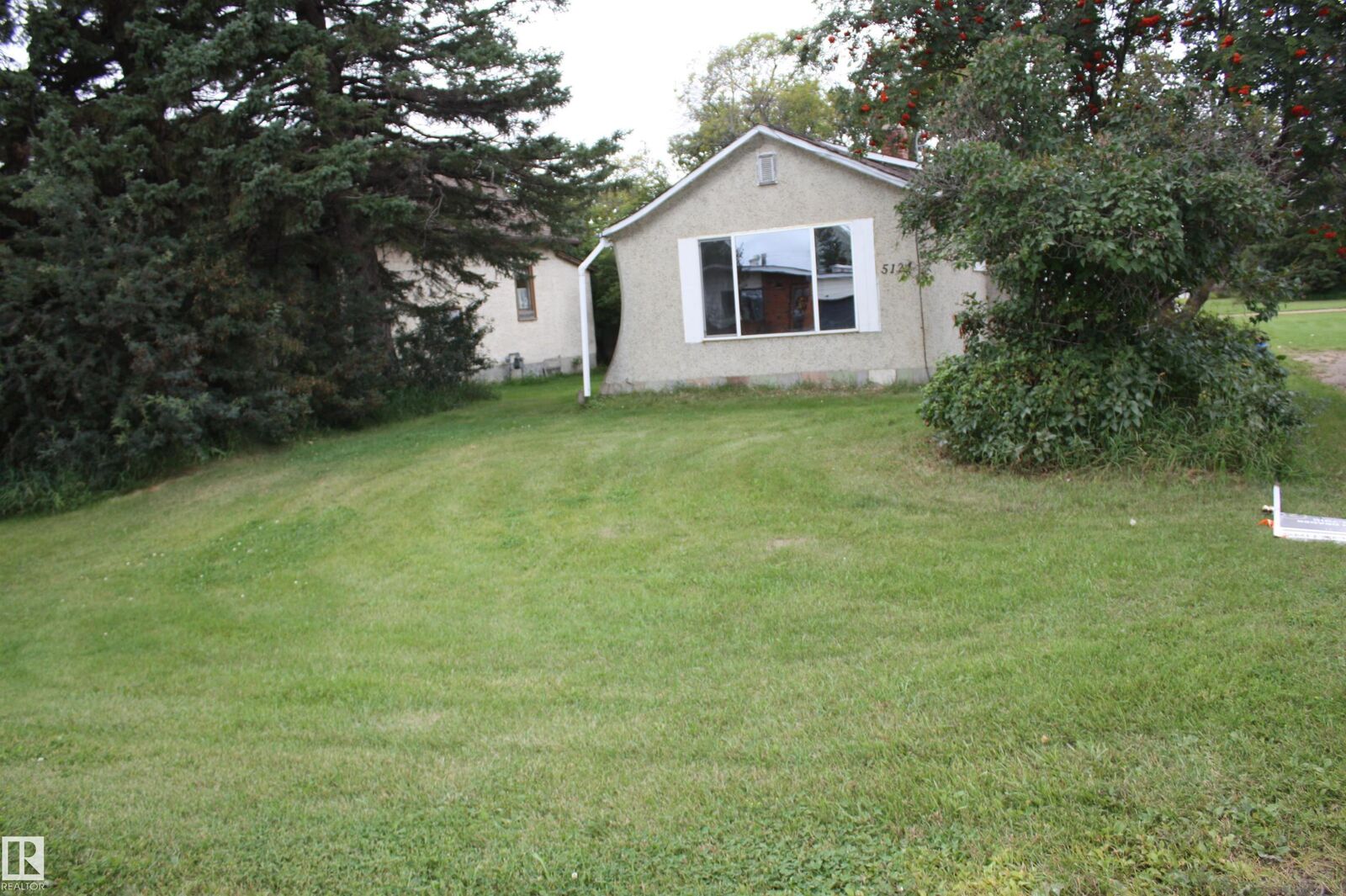 Property Photo:  5124 49 Street  AB T0A 3P0 
