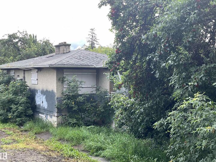 Property Photo:  10209 92 Street NW  AB T5H 1T2 