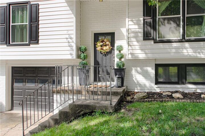 Property Photo: 912 Canterbury Lane MO 64068