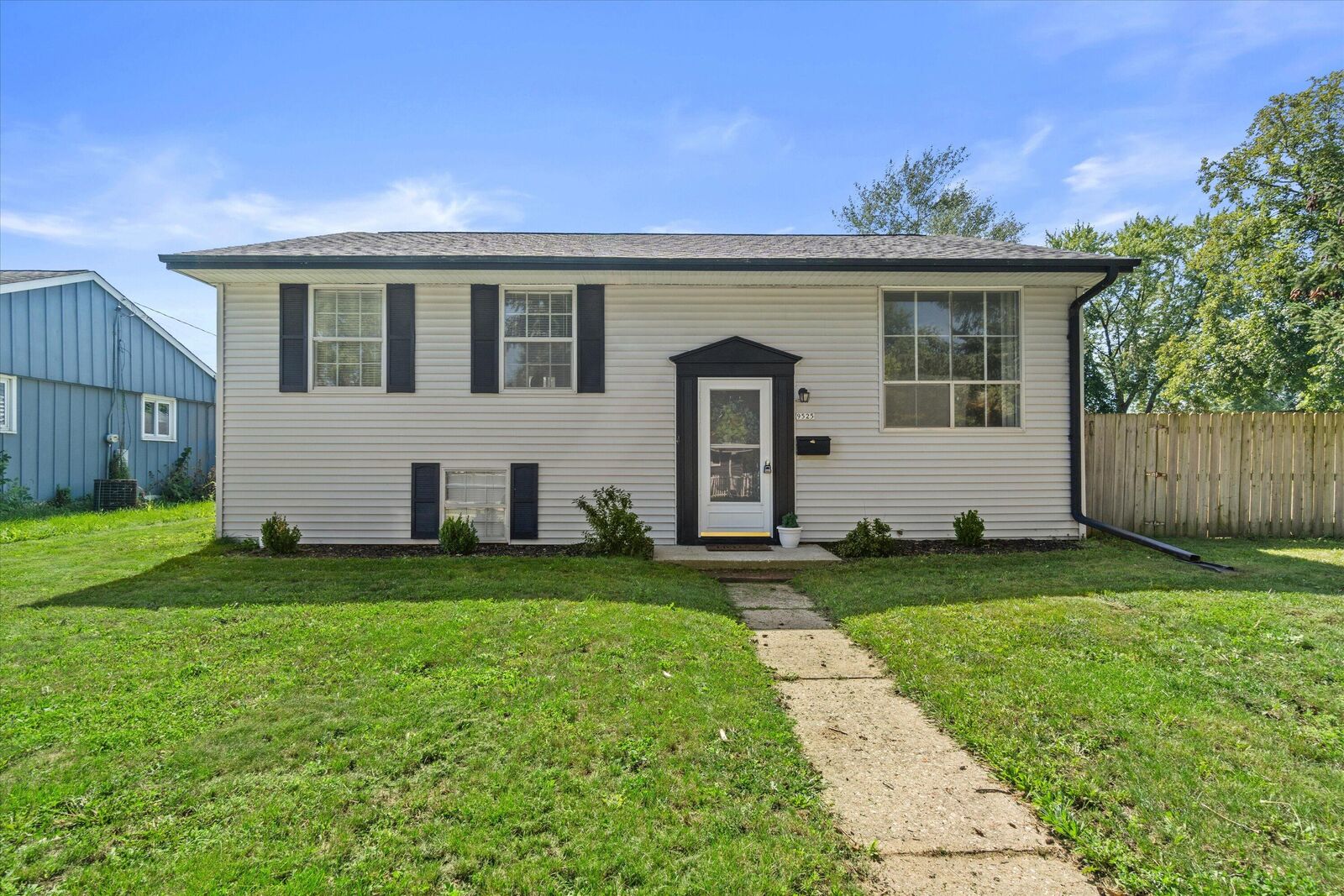 Property Photo:  9525 Hulda Dr  WI 53177 