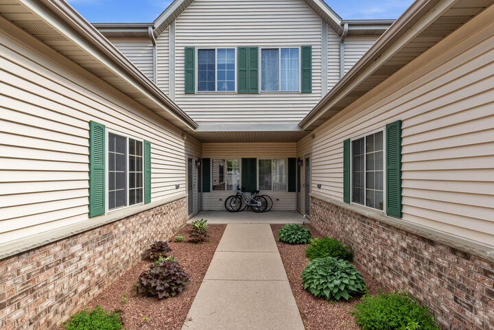 Property Photo:  2112 Pine Ridge Ct  WI 53024 