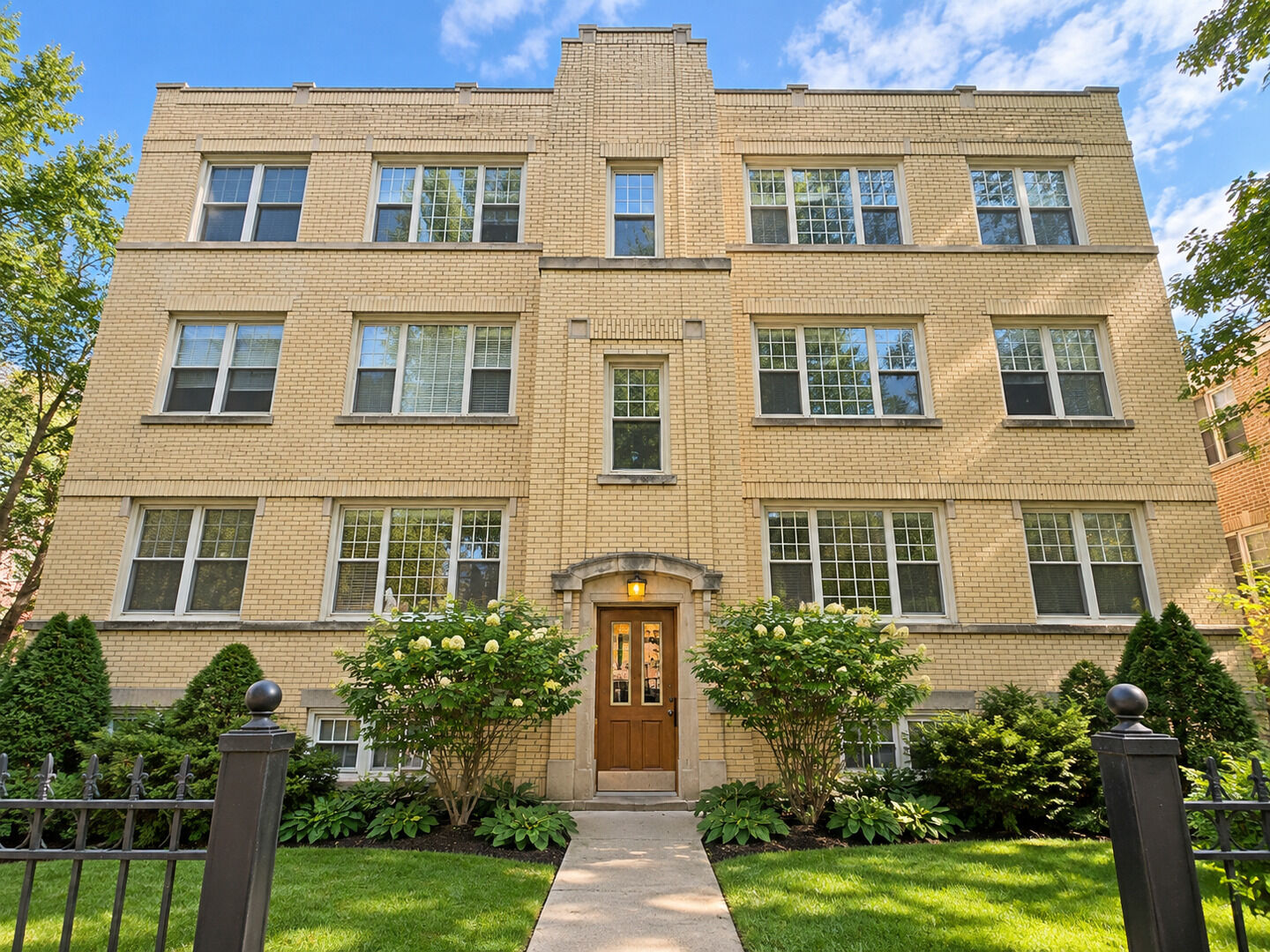 Property Photo:  6257 N Mozart Street 1  IL 60659 