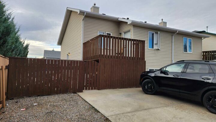 Property Photo:  720 Heritage Boulevard W 1  AB T1K 7X7 