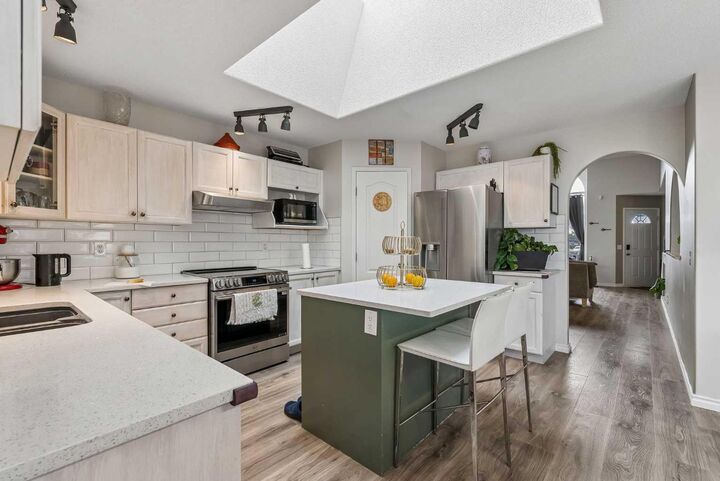 Property Photo:  1420 Meadowbrook Drive SE  AB T4A 2B4 