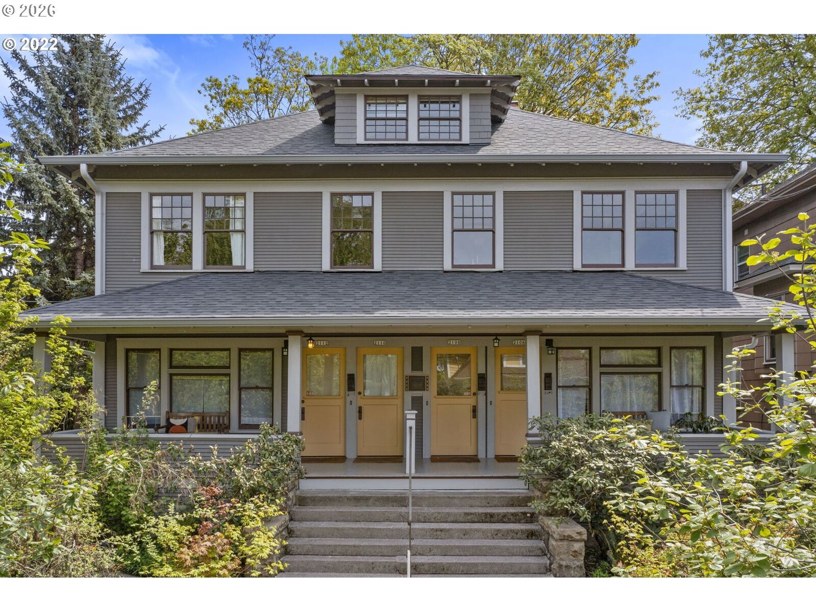 Property Photo:  2106 SE Main St  OR 97214 