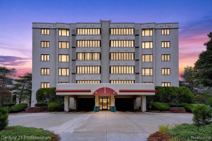 Property Photo:  43000 12 Oaks Crescent Drive 4022  MI 48377 
